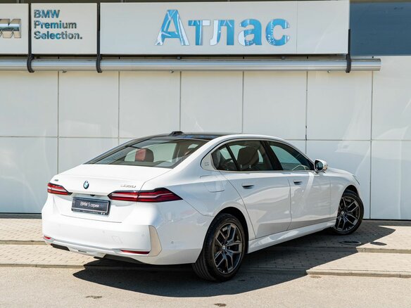 2024 BMW 5 серии Long 530Li xDrive VIII (G60/G61/G68), белый, 7990000 рублей - вид 1
