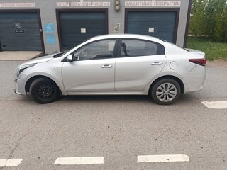 2021 Kia Rio IV Рестайлинг, серый, 990000 рублей, вид 5