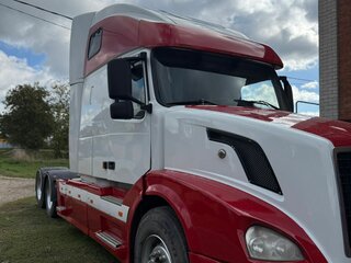 2004 Volvo VNL, белый, 2350000 рублей, вид 2