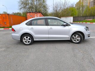 2016 Volkswagen Polo V Рестайлинг, серебристый, 990000 рублей, вид 4
