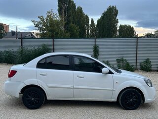2010 Kia Rio II Рестайлинг, белый, 450000 рублей, вид 2