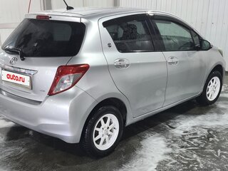 2011 Toyota Vitz III (XP130), серебристый, 739000 рублей, вид 4