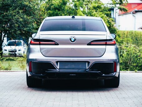 2025 BMW 7 серии 740d xDrive VII (G70), серебристый, 12560843 рублей, вид 4