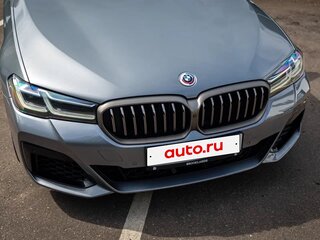 2022 BMW 5 серии M550i xDrive VII (G30/G31/G38) Рестайлинг, серый, 8500000 рублей, вид 3
