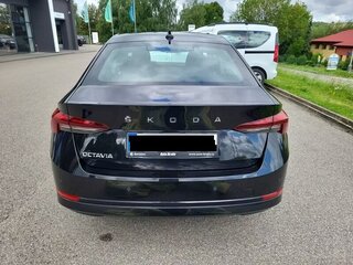 2022 Skoda Octavia IV (A8), чёрный, 2116000 рублей, вид 4