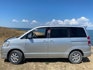 2004 Toyota Noah I (R60), серый, 990000 рублей, вид 4