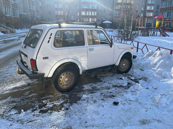 2009 Lada (ВАЗ) 2121 (4x4) I Рестайлинг, белый, 405000 рублей - вид 1