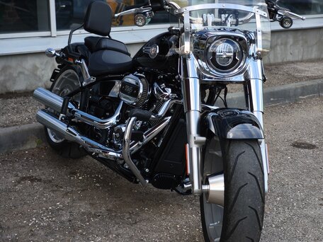 2023 Harley-Davidson Fat Boy, чёрный, 3650000 рублей, вид 2