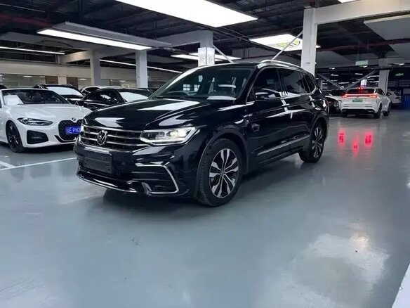 2022 Volkswagen Tiguan II Рестайлинг, серый