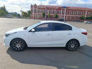 2018 Kia Rio IV, белый, 1550000 рублей, вид 4