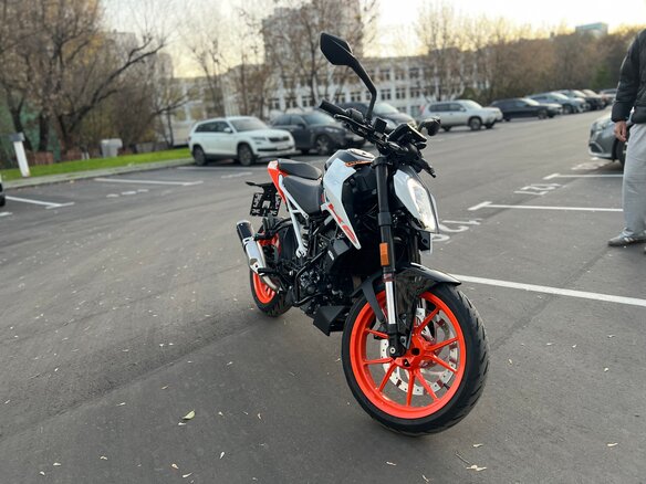 2023 KTM 125 Duke, белый, 559999 рублей - вид 6