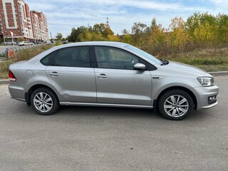 2018 Volkswagen Polo V Рестайлинг, серебристый, 1380179 рублей, вид 4