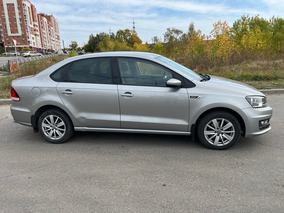 2018 Volkswagen Polo V Рестайлинг, серебристый, 1380179 рублей - вид 3
