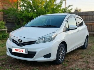 2013 Toyota Vitz III (XP130), белый, 675000 рублей, вид 1