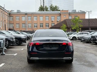 2026 Mercedes-Benz E-Класс 220 d VI (W214, S214), чёрный, 8190000 рублей, вид 4