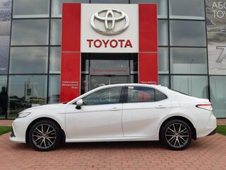 2021 Toyota Camry VIII (XV70) Рестайлинг, белый, 4000000 рублей, вид 5