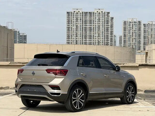 2023 Volkswagen T-Roc I Рестайлинг, серебристый, 1467000 рублей, вид 4