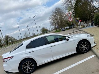 2019 Toyota Camry VIII (XV70), белый, 2000000 рублей, вид 5