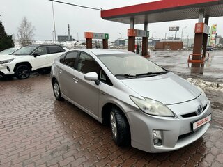 2010 Toyota Prius III (XW30), серебристый, 1010000 рублей, вид 3