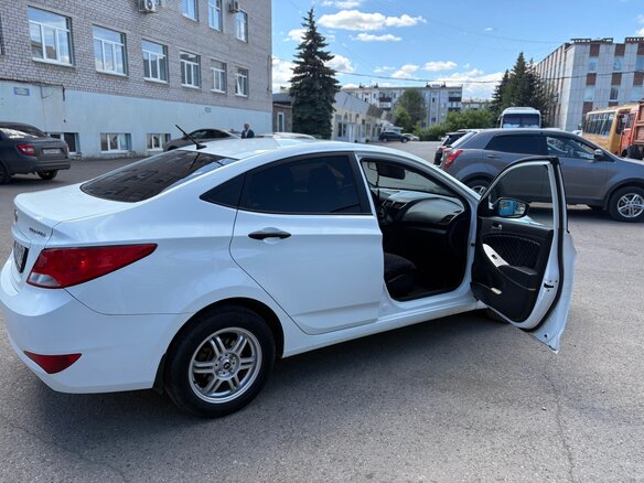 2014 Hyundai Solaris I, белый, 680000 рублей - вид 2