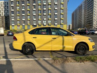 2017 Volkswagen Polo V Рестайлинг, жёлтый, 580000 рублей, вид 5