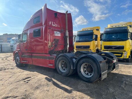 2003 Volvo VNL, красный, 3000000 рублей, вид 5