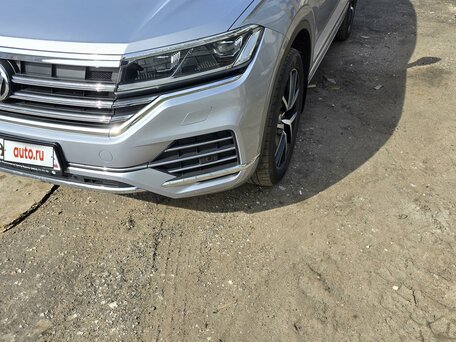 2018 Volkswagen Touareg III, серебристый, 4799000 рублей, вид 2