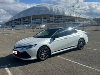 2021 Toyota Camry VIII (XV70) Рестайлинг, белый, 3000000 рублей, вид 1