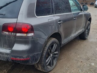 2009 Volkswagen Touareg I Рестайлинг, серый, 980000 рублей, вид 2