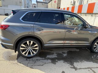 2019 Volkswagen Touareg III, серый, 4800000 рублей, вид 2