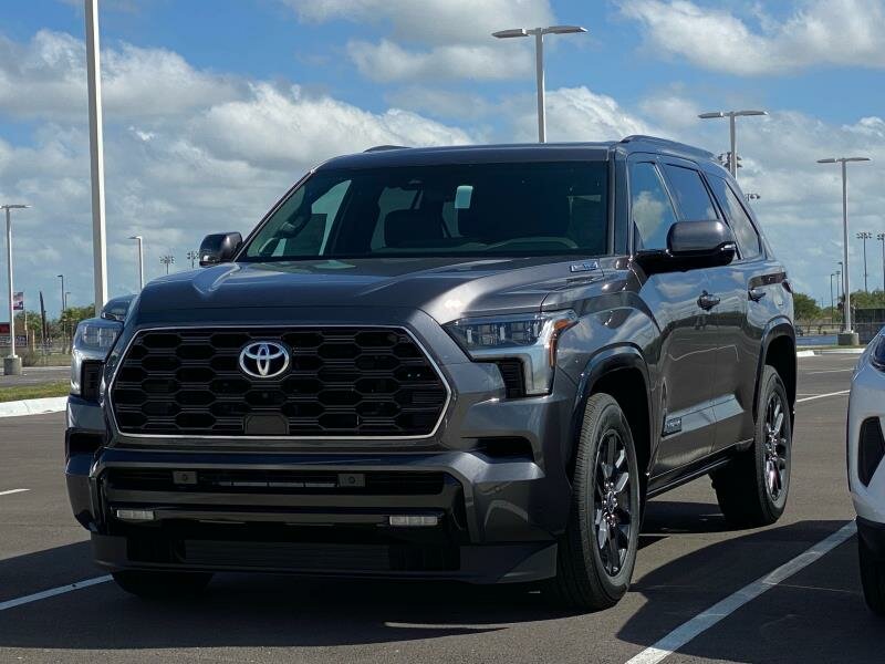 Открыть фотографии: Toyota Sequoia III