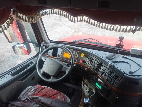 2003 Volvo VNL, красный, 1300000 рублей - вид 13