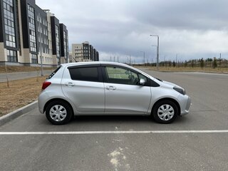 2016 Toyota Vitz III (XP130) Рестайлинг, серебристый, 890000 рублей, вид 4