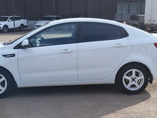 2014 Kia Rio 5-speed III, белый, 950000 рублей, вид 3