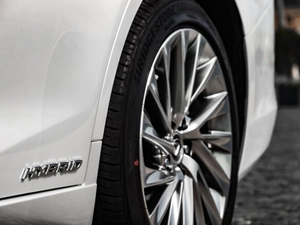2021 Lexus ES 300h VII Рестайлинг, белый, 5150000 рублей - вид 24
