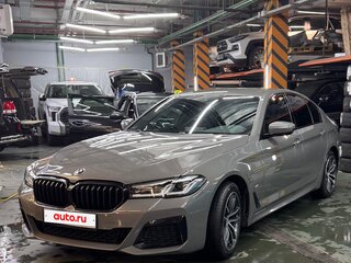 2020 BMW 5 серии 520d xDrive VII (G30/G31/G38) Рестайлинг, серый, 3690000 рублей, вид 5
