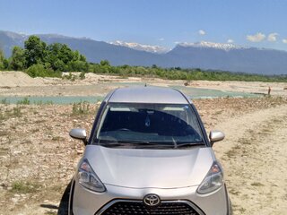 2020 Toyota Sienta II Рестайлинг, серебристый, 1300000 рублей, вид 2