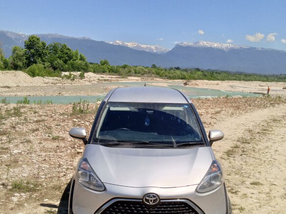 2020 Toyota Sienta II Рестайлинг, серебристый, 1300000 рублей - вид 1