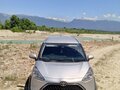 2020 Toyota Sienta II Рестайлинг, серебристый, 1300000 рублей - вид 1
