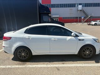 2015 Kia Rio III Рестайлинг, белый, 550000 рублей, вид 3