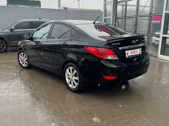 2012 Hyundai Solaris I, чёрный, 900000 рублей - вид 3