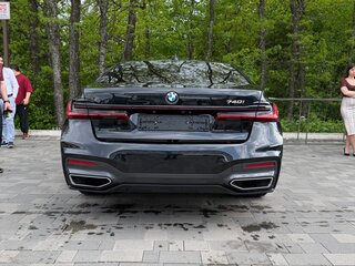 2022 BMW 7 серии 740i VI (G11/G12) Рестайлинг, чёрный, 7700000 рублей, вид 4