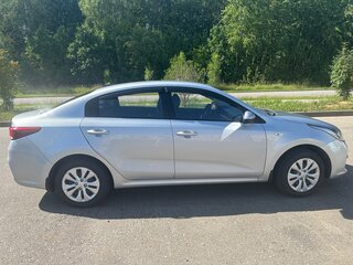 2017 Kia Rio IV, серебристый, 1070000 рублей, вид 3