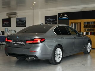 2022 BMW 5 серии 530i xDrive VII (G30/G31/G38) Рестайлинг, серый, 4590000 рублей, вид 4