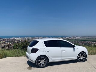 2020 Renault Sandero II Рестайлинг, белый, 999999 рублей, вид 1