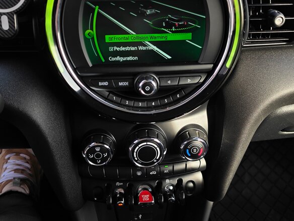 2020 Mini Hatch Cooper III (F55/F56) Рестайлинг, чёрный - вид 12