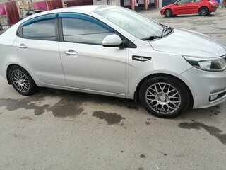 2016 Kia Rio III Рестайлинг, серебристый, 1150000 рублей, вид 3