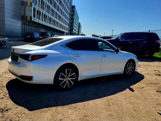 2022 Lexus ES 250 VII Рестайлинг, белый, 5650000 рублей, вид 4