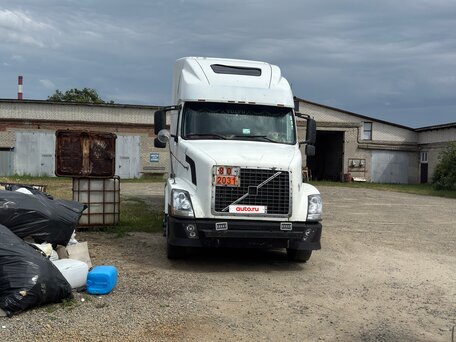 2003 Volvo VNL, белый, 2400000 рублей, вид 1
