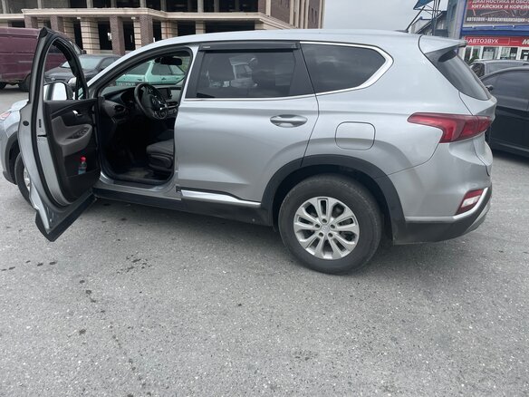 2020 Hyundai Santa Fe IV, серебристый, 3000000 рублей - вид 3
